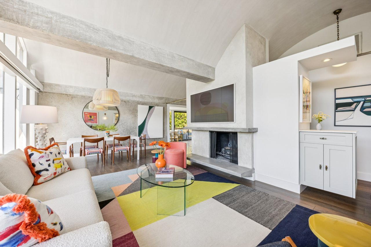 Stylish and Chic Upper Unit