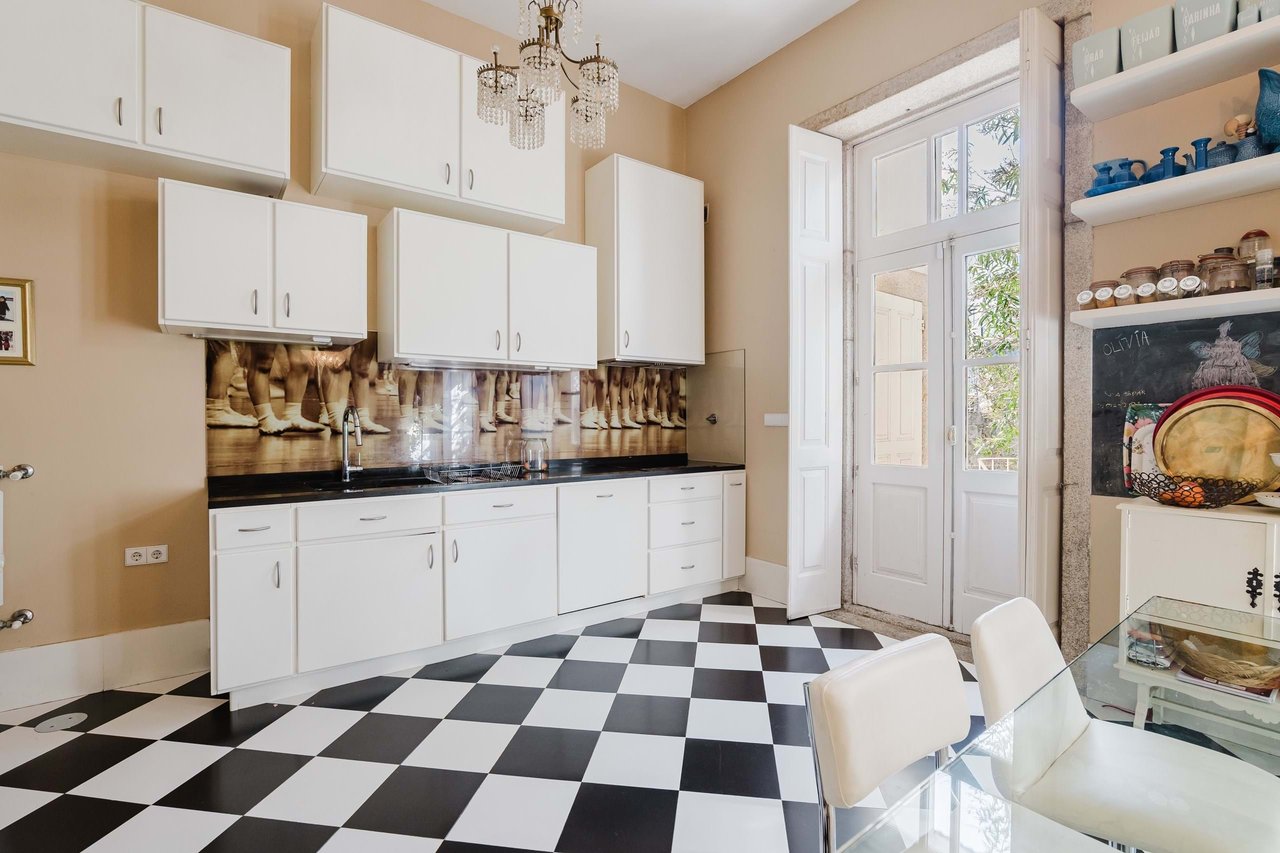 Beautifully Restored Townhouse Property with license for Short-Term rental in Bonfim, Porto