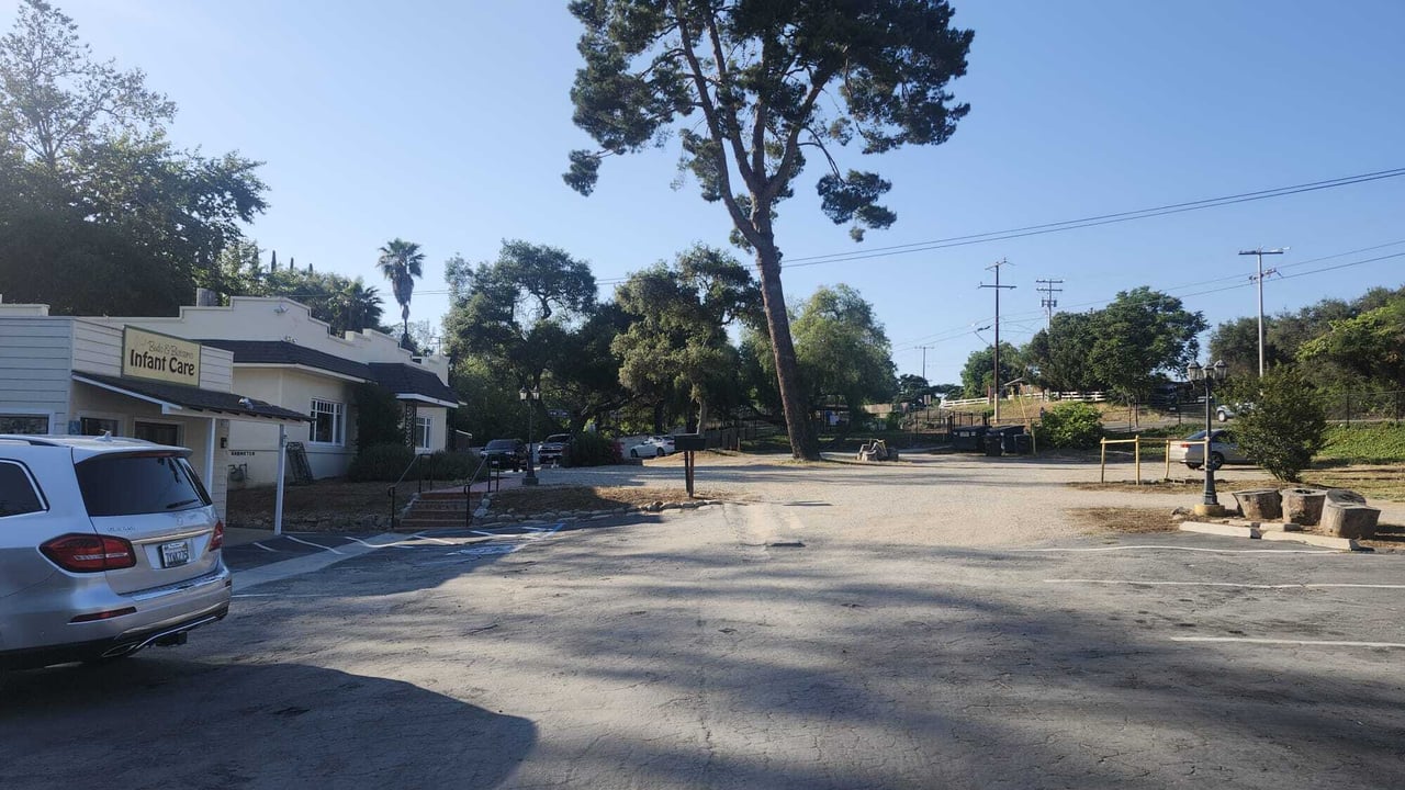 Creekside Plaza | 2809 S Mission Rd