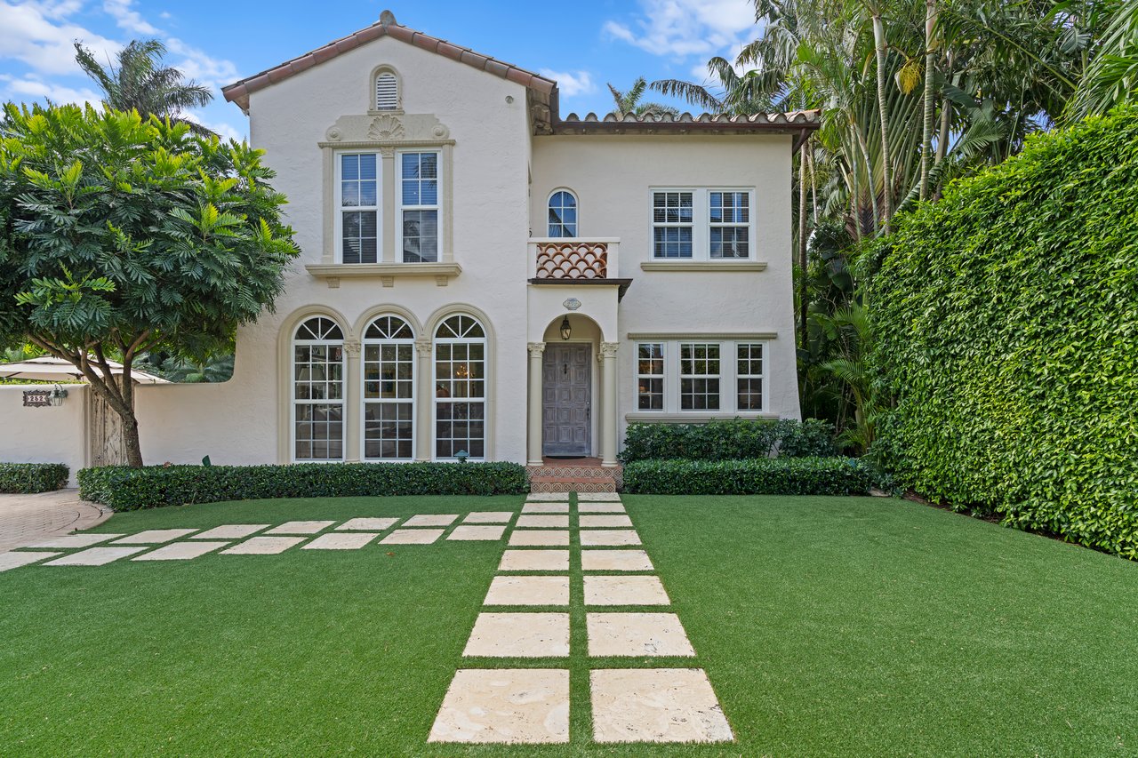 Double Lot Charmer In Town