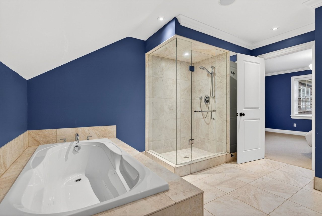  Aldershot Lakeside Elegance