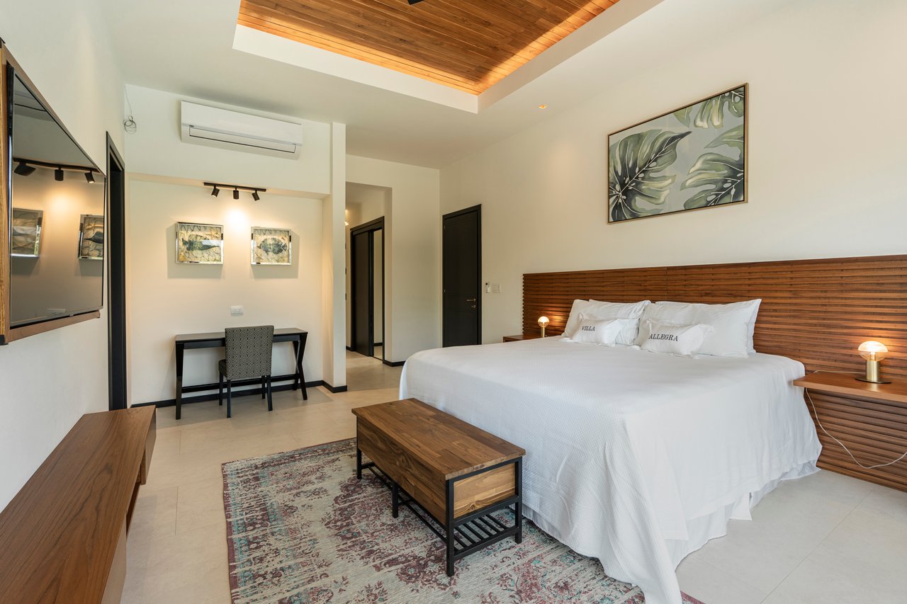 Villa Solana: Modern Luxury Steps from Playa Mansita in Hacienda Pinilla