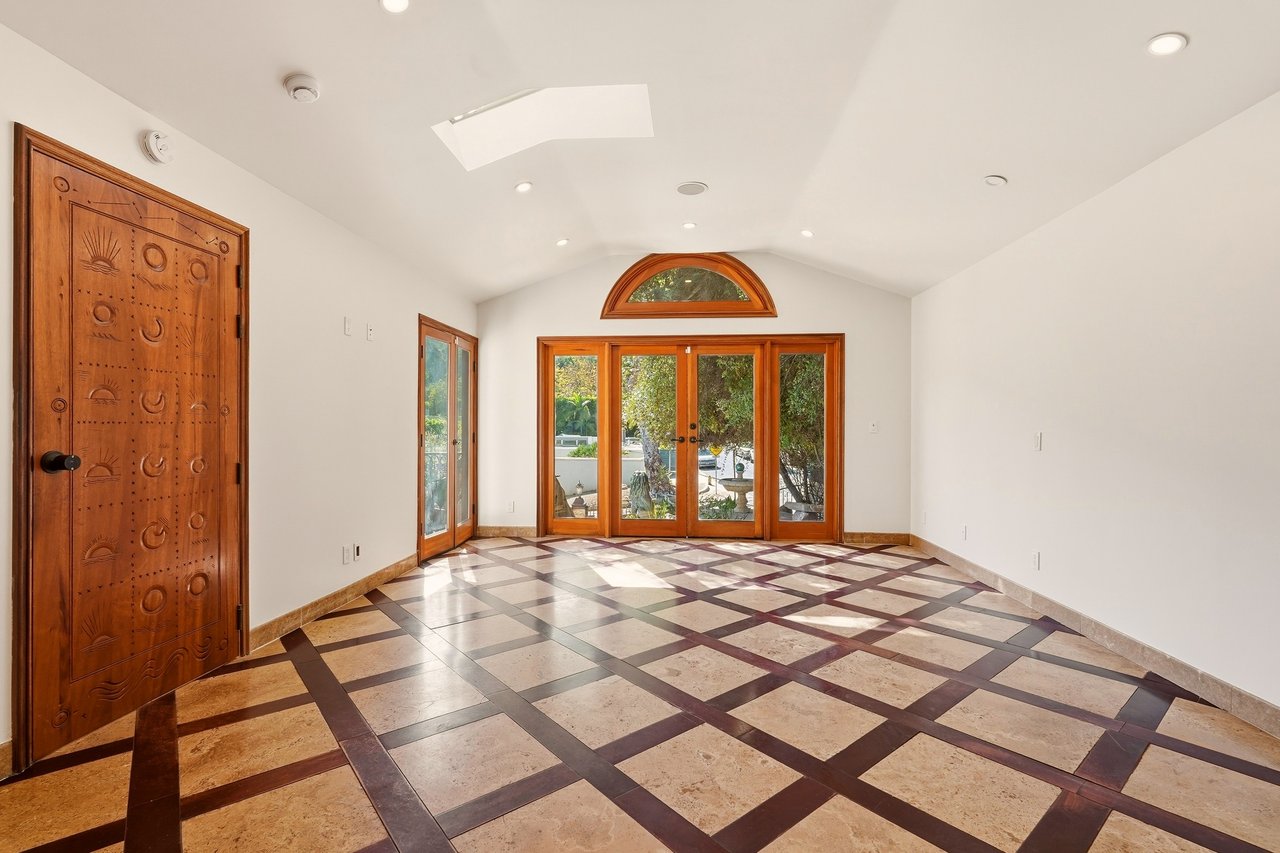 1260 Roscomare Rd