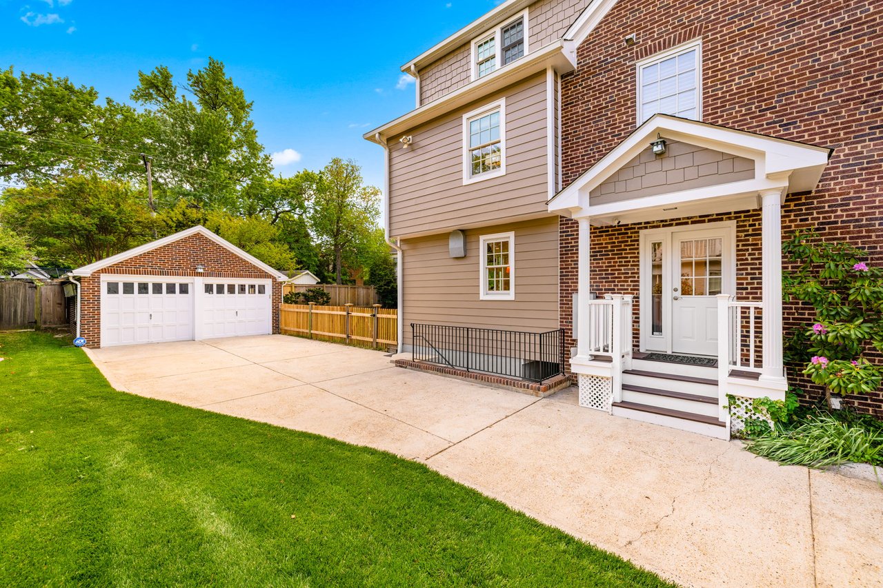 22 W OAK STREET