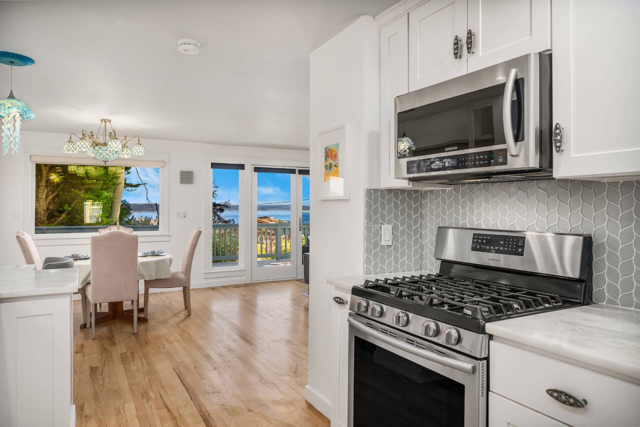 8636 Fauntleroy Place SW