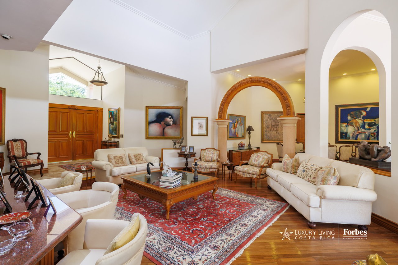 21575 - One level home with almost 3,000sqm of land in Bosques de Lindora