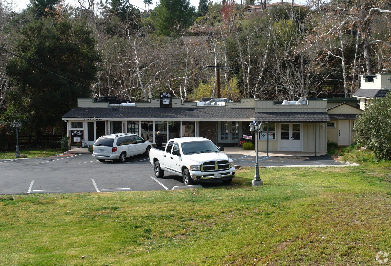 Creekside Plaza | 2809 S Mission Rd