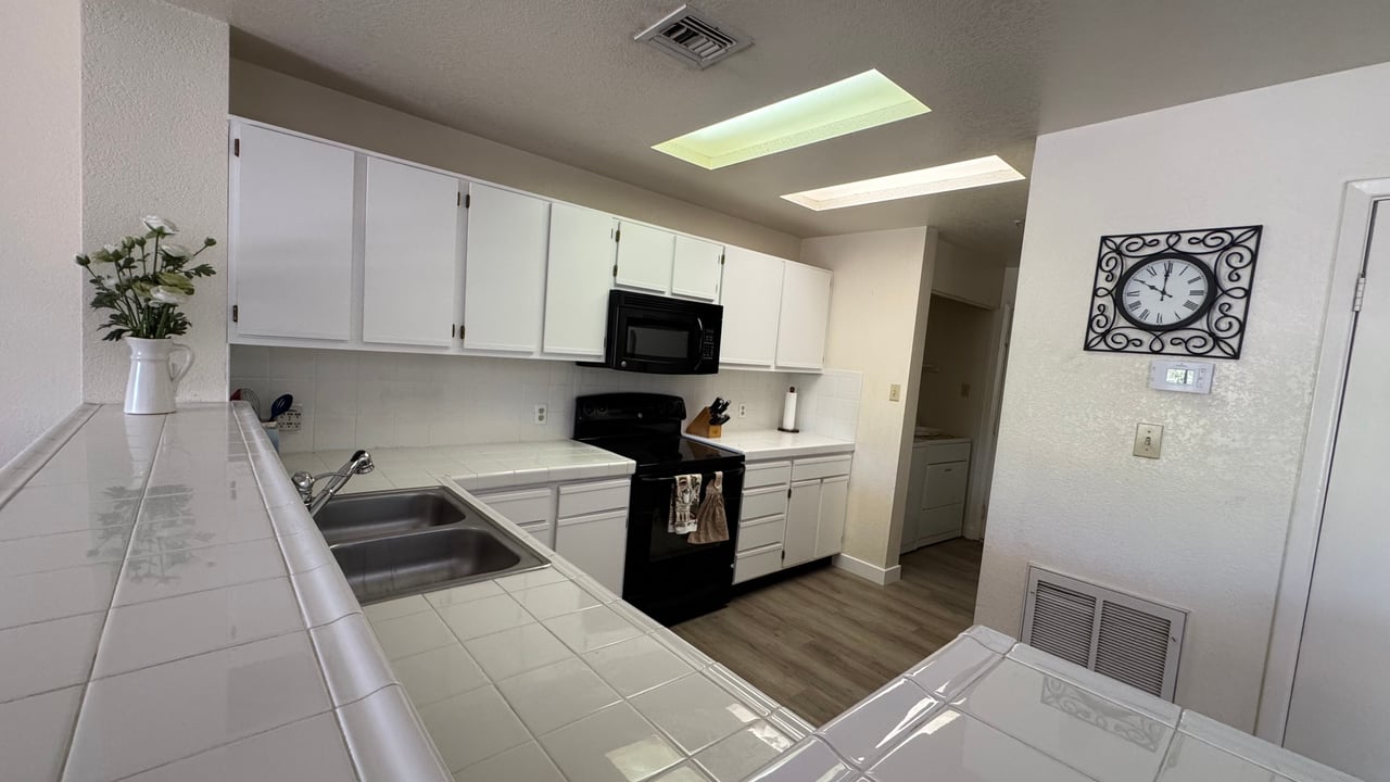 1650 Smoketree Ave S 121 (Rotary Beach/Park)