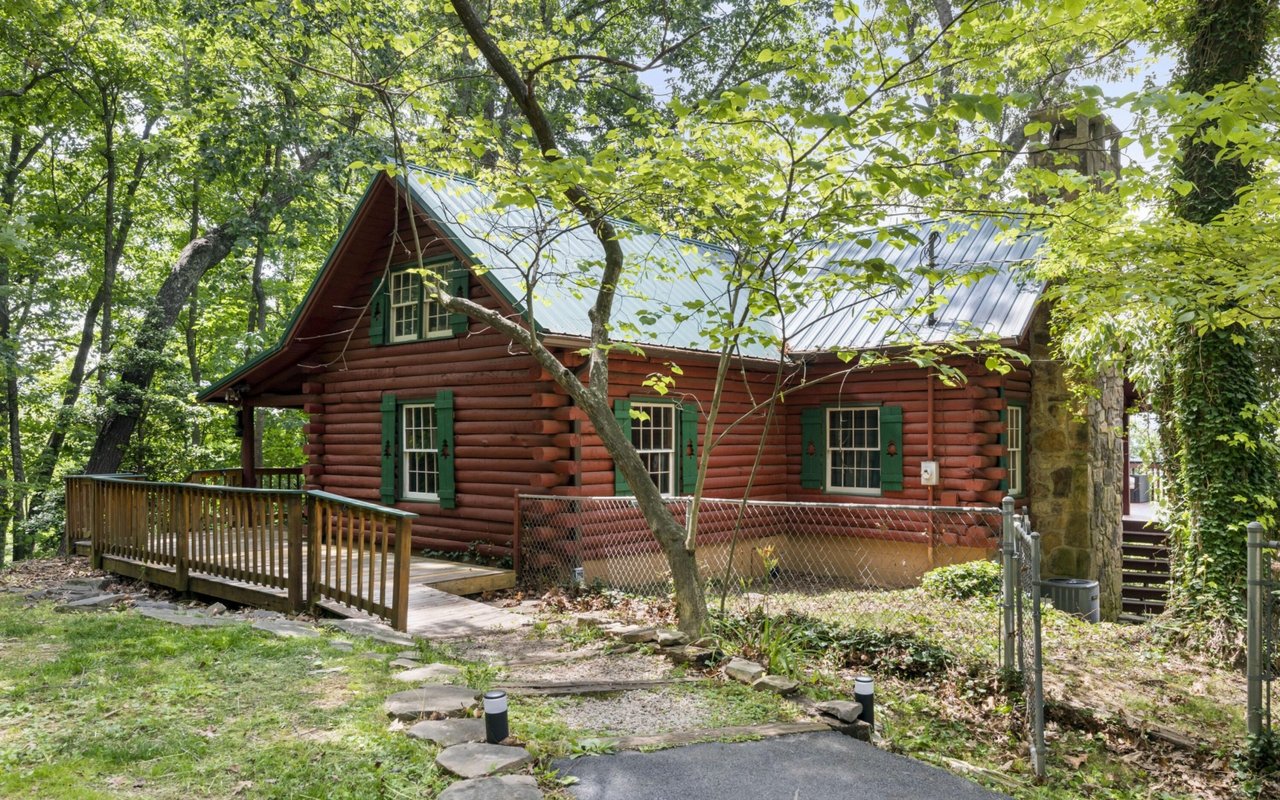 Wallace Luxury Spotlight | 1008 E Foothills Drive Gatlinburg, TN 37738