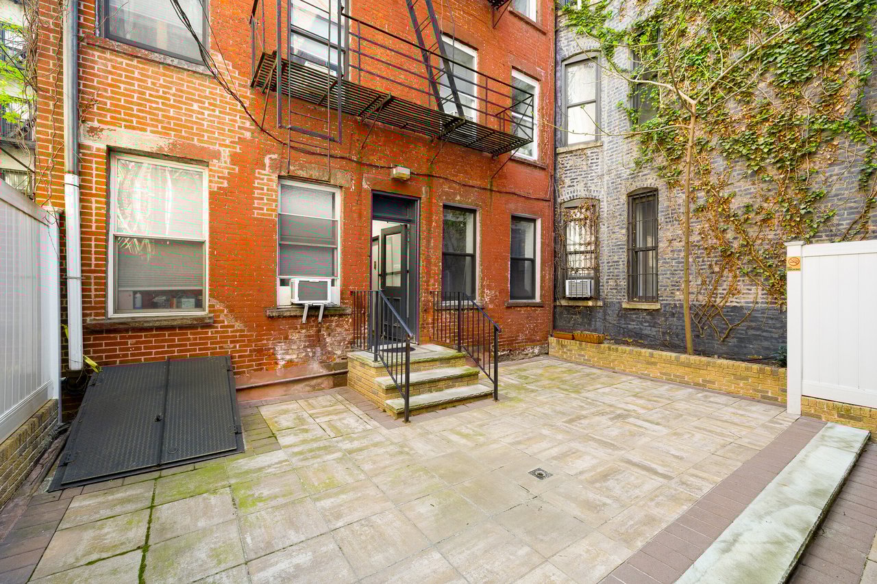 222 W 16th St - Building
