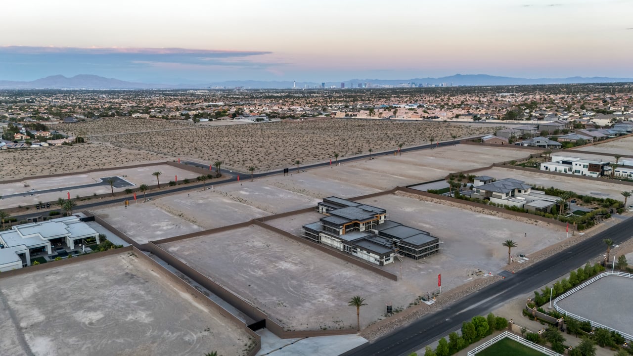 Move-In Luxury vs. Custom Build in Las Vegas – Which Wins for You? 