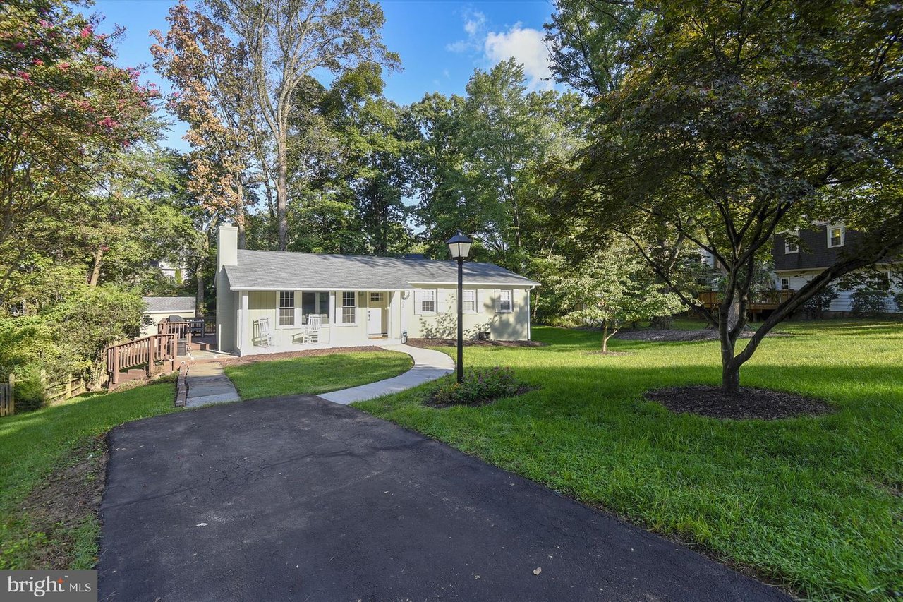 302 Broadleaf Dr NE