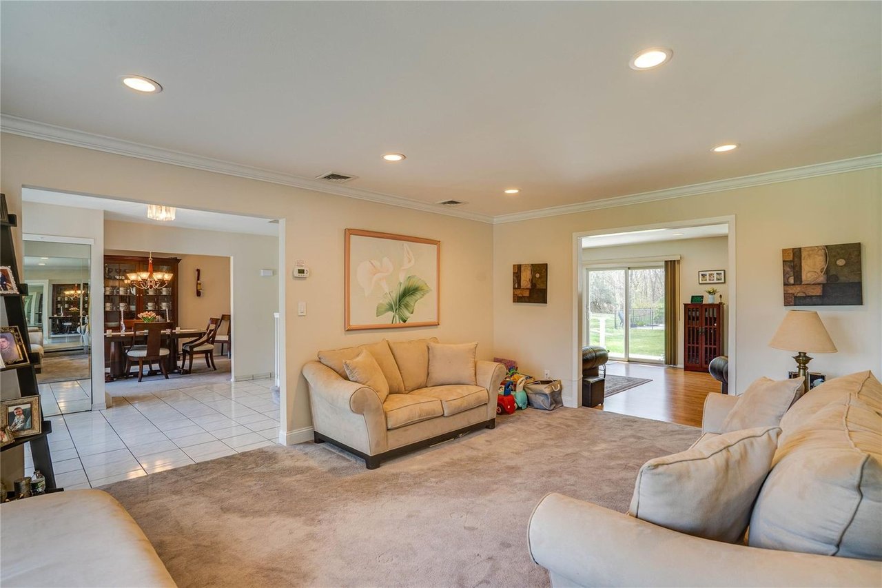1 Stonehurst Ln