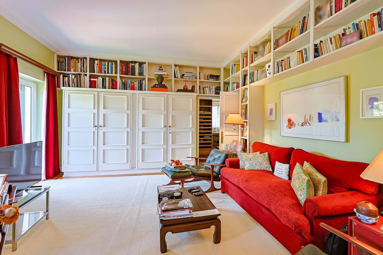 Elegant 10-Bedroom Villa with Sea Views in the Heart of Estoril