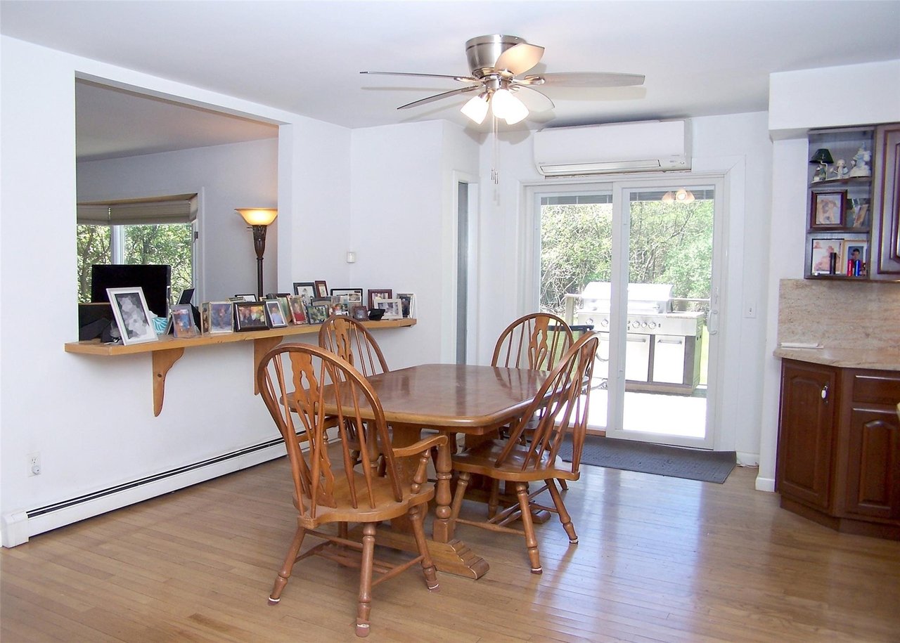 220 Bellport Ave
