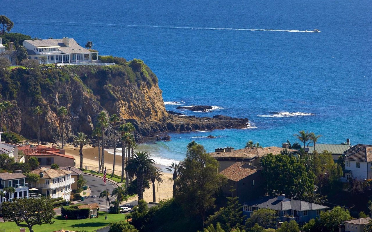 Buying a Home in Emerald Bay: Ocean Views and Prestige Combined
