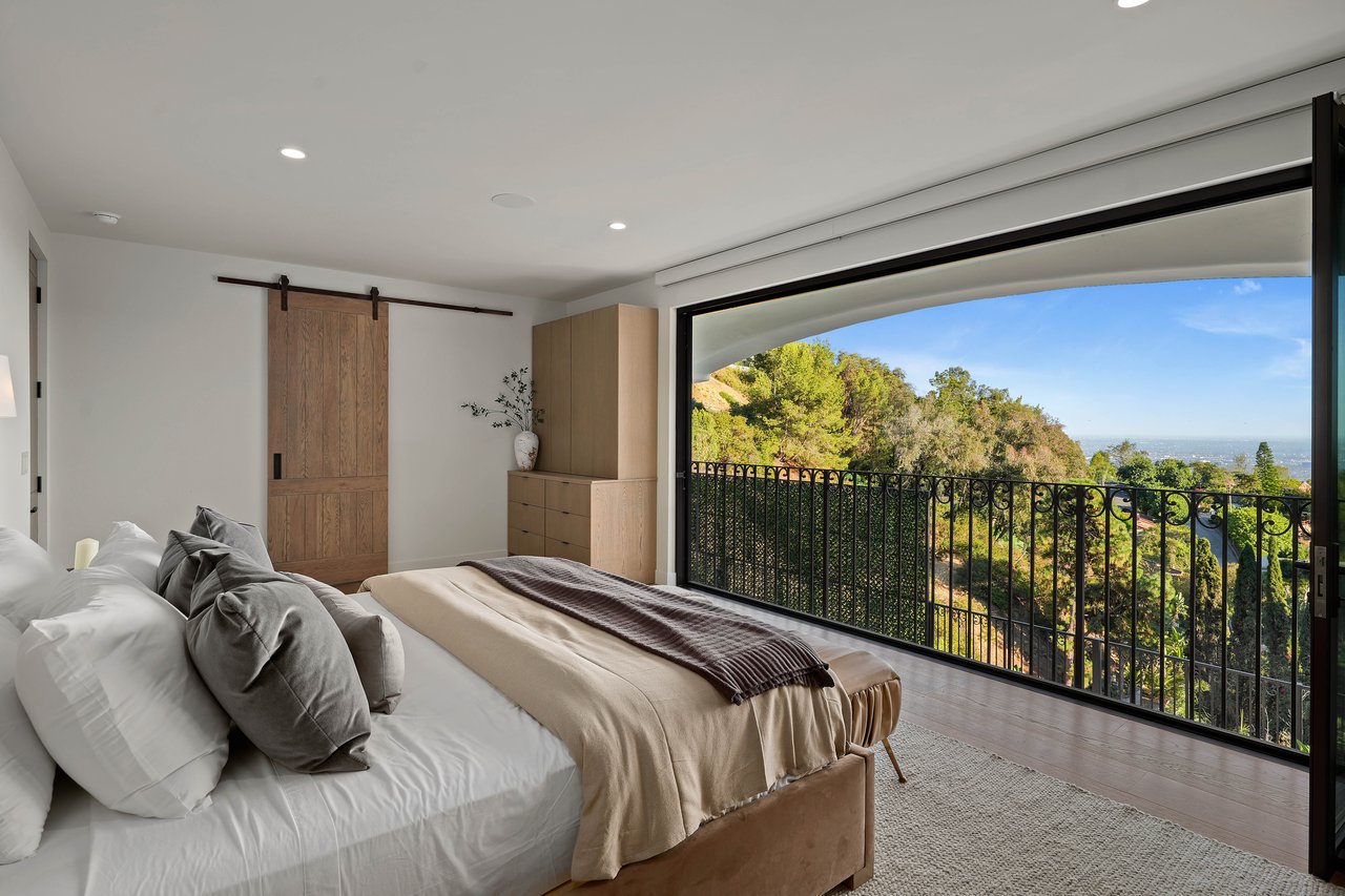 7212 Mulholland Dr, Hollywood Hills