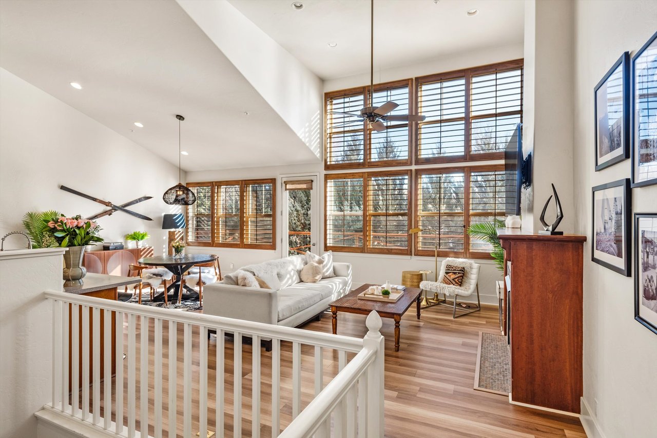 Bright and Stylish Townhome in the Heart of Willits