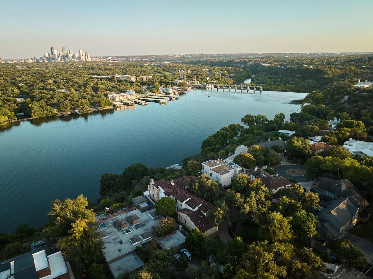 LAKESHORE HORIZON: WATERFRONT VILLA WITH LAKE & CITY VIEWS