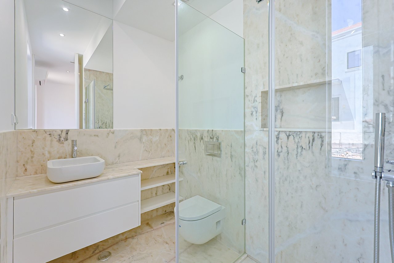 Elegant New T2 Apartment with Two Suites in Monte Estoril