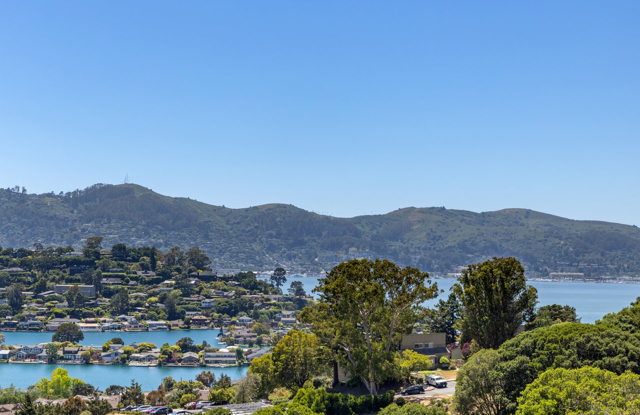 Picturesque and Private View Residence