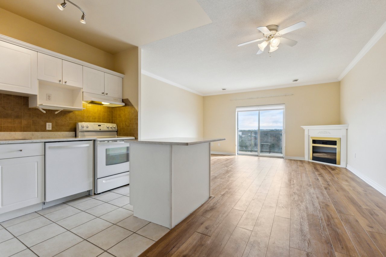 60 Wyndham Street S #909