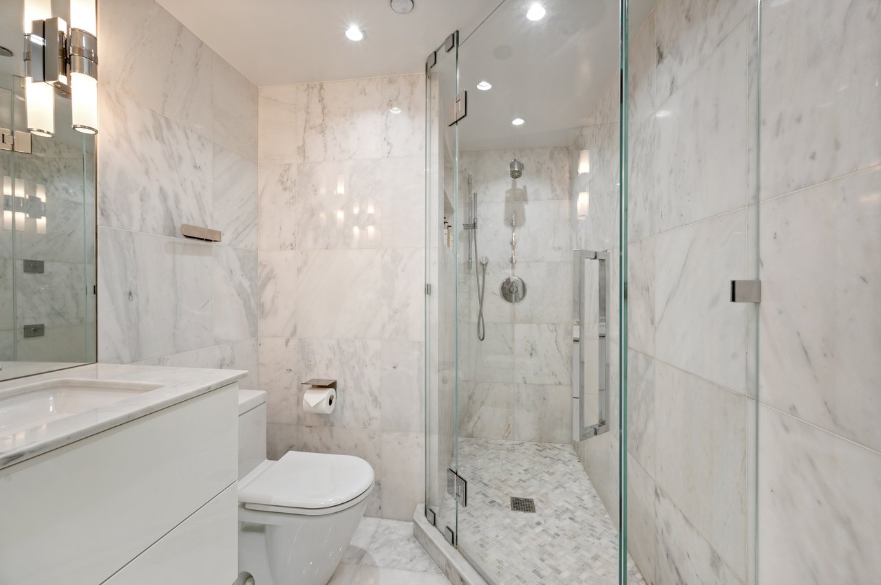 950 N Michigan Ave #2704