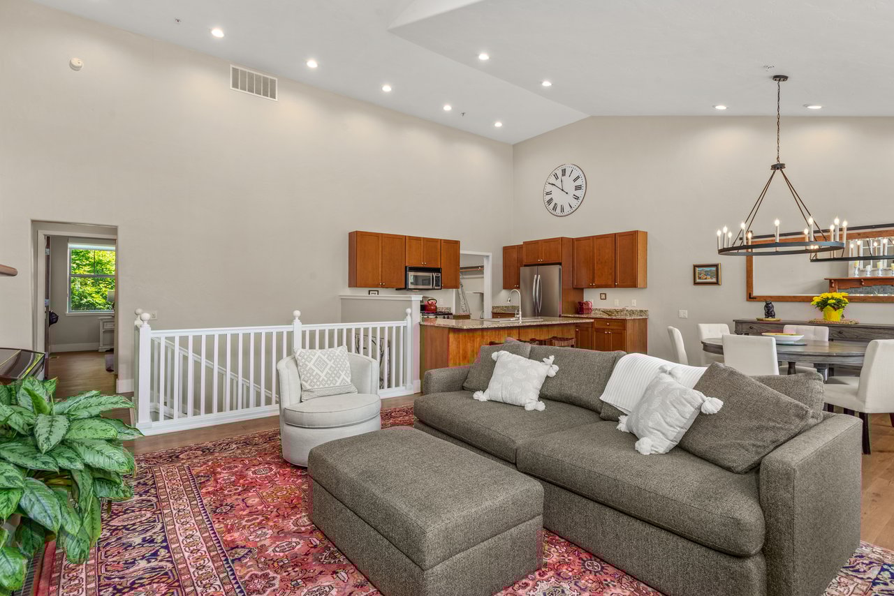 Warm & Inviting Willits Townhome