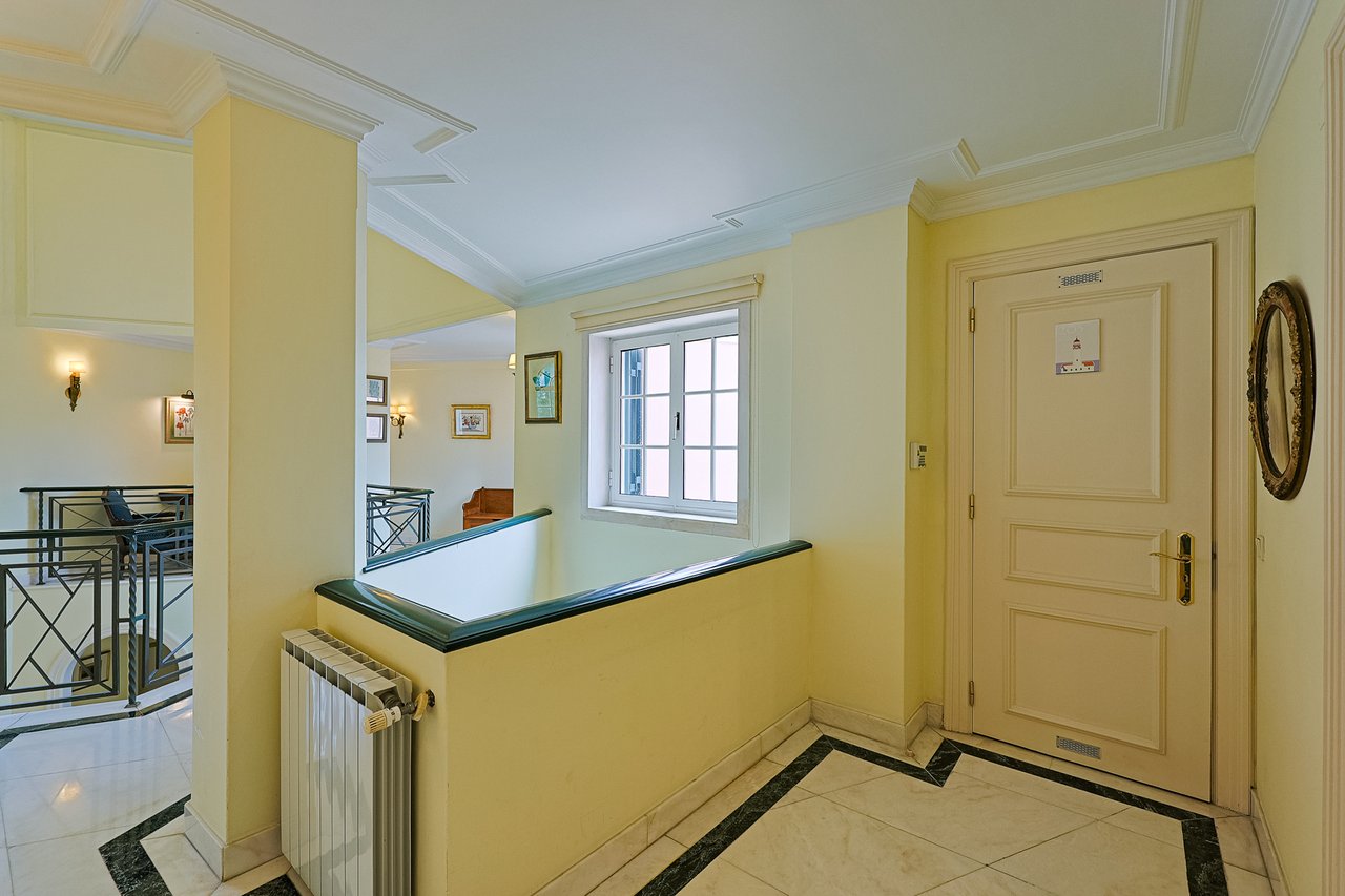 Spacious 8+2-Bedroom Villa with Pool for Rent in Cascais