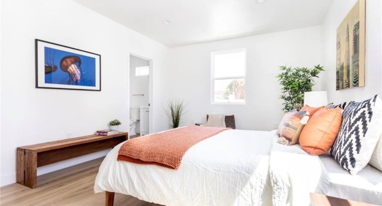 1731–1733 S New England St