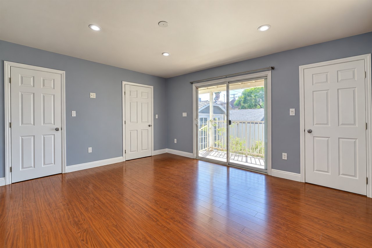 512 E Tujunga Ave