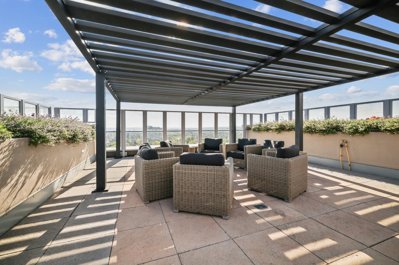 Stunning 2 Bedroom Upgraded Corner Unit