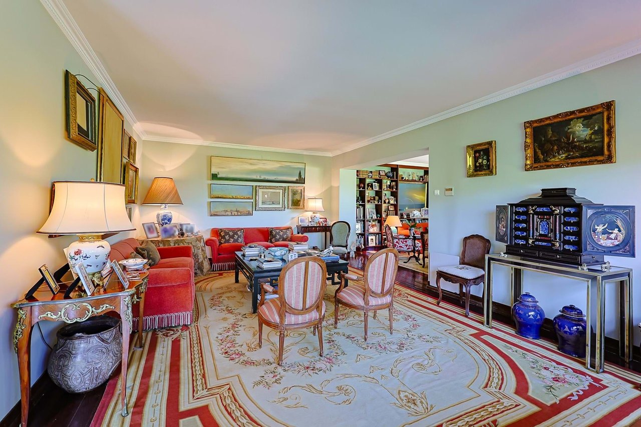 Elegant 10-Bedroom Villa with Sea Views in the Heart of Estoril