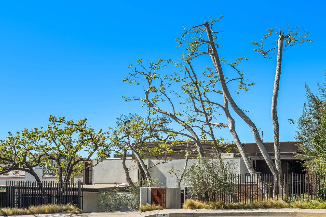  A Beverly Hills Architectural Masterpiece – Where Modern Luxury Meets Timeless Elegance