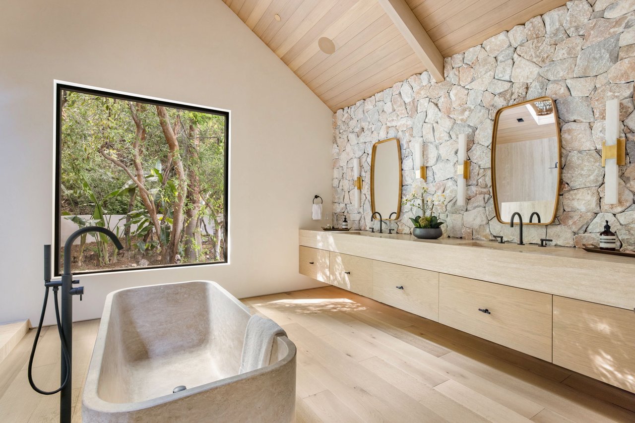 Stonecrest Lodge in Studio City 