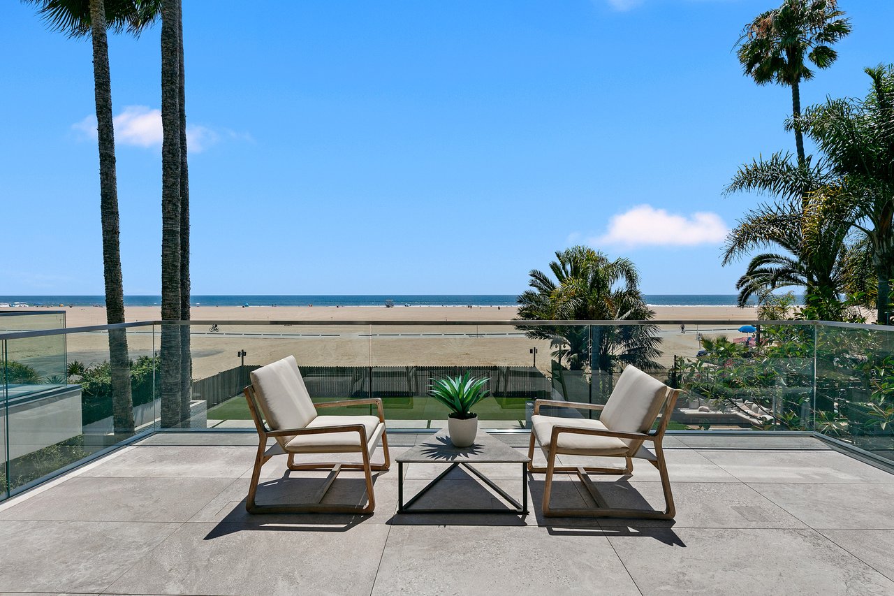 938 Palisades Beach Rd