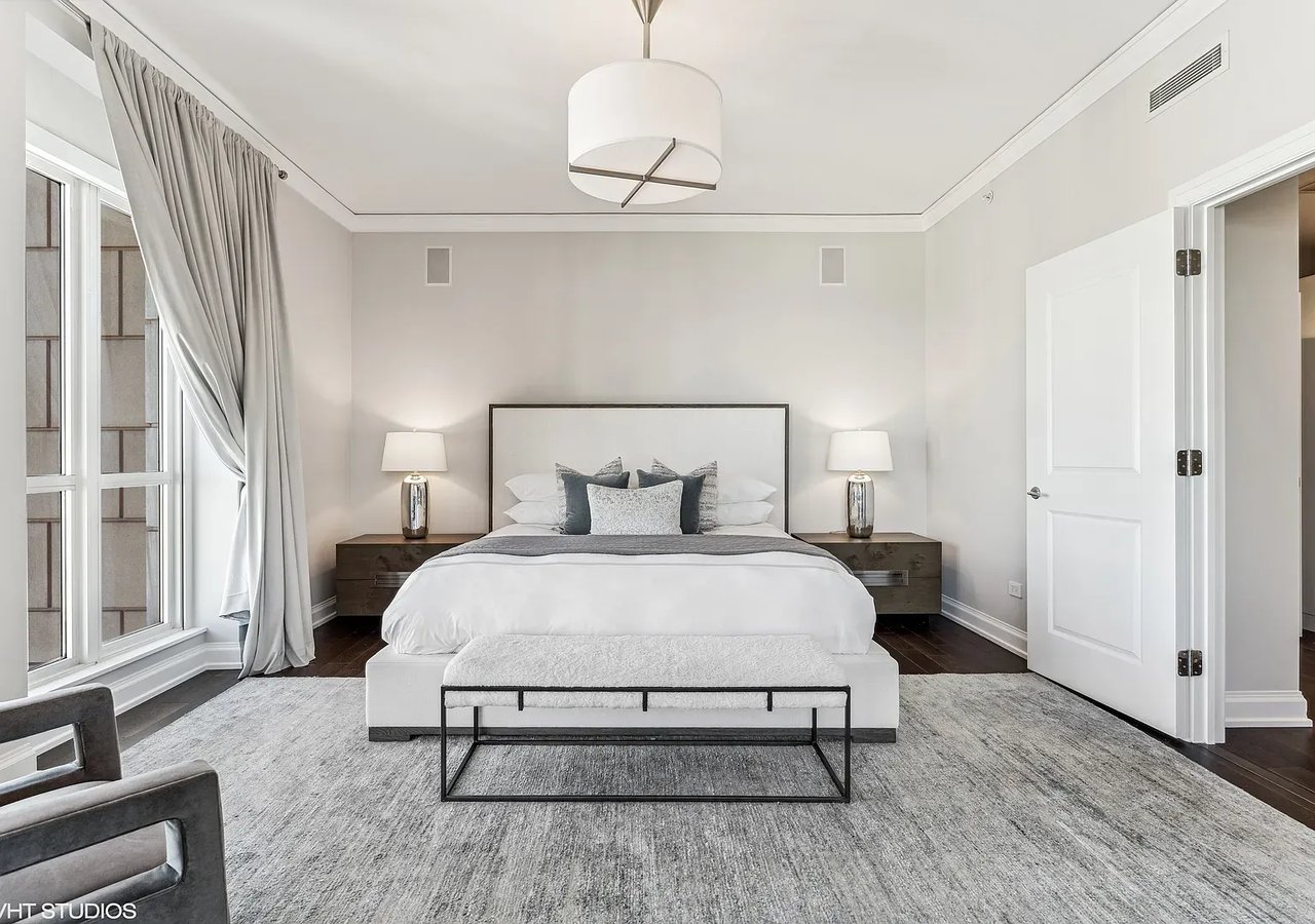 11 E Walton St APT 4202