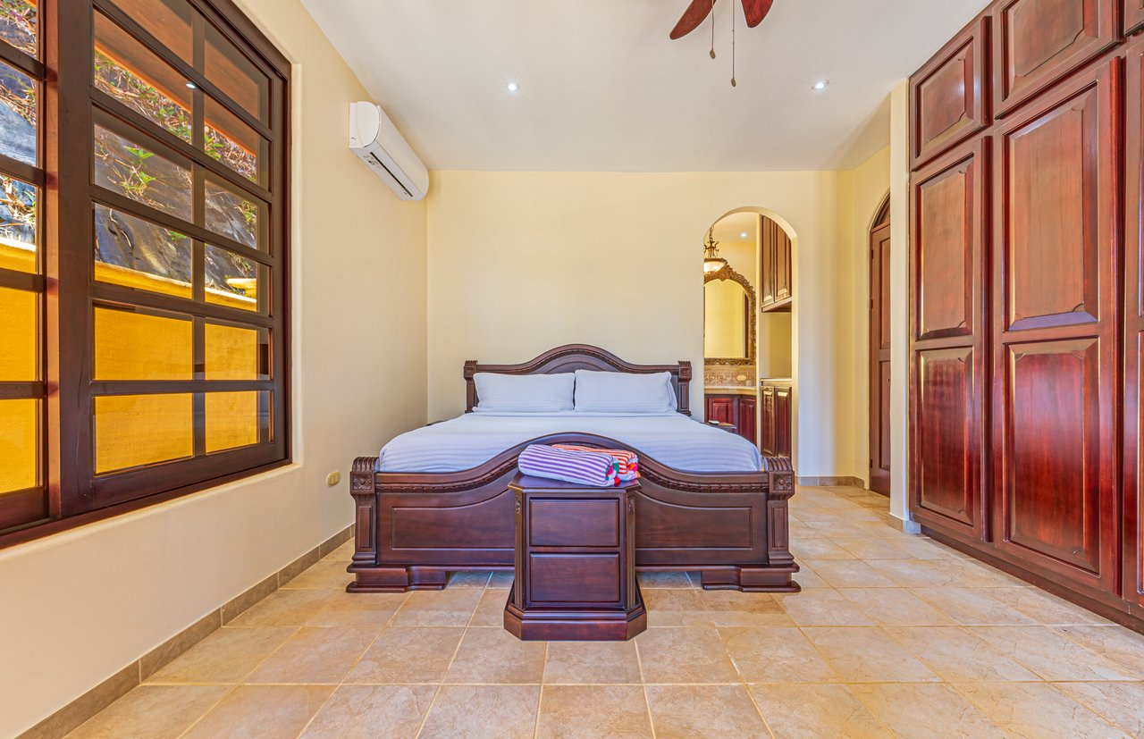 Nido Escondido, Playa Dominical