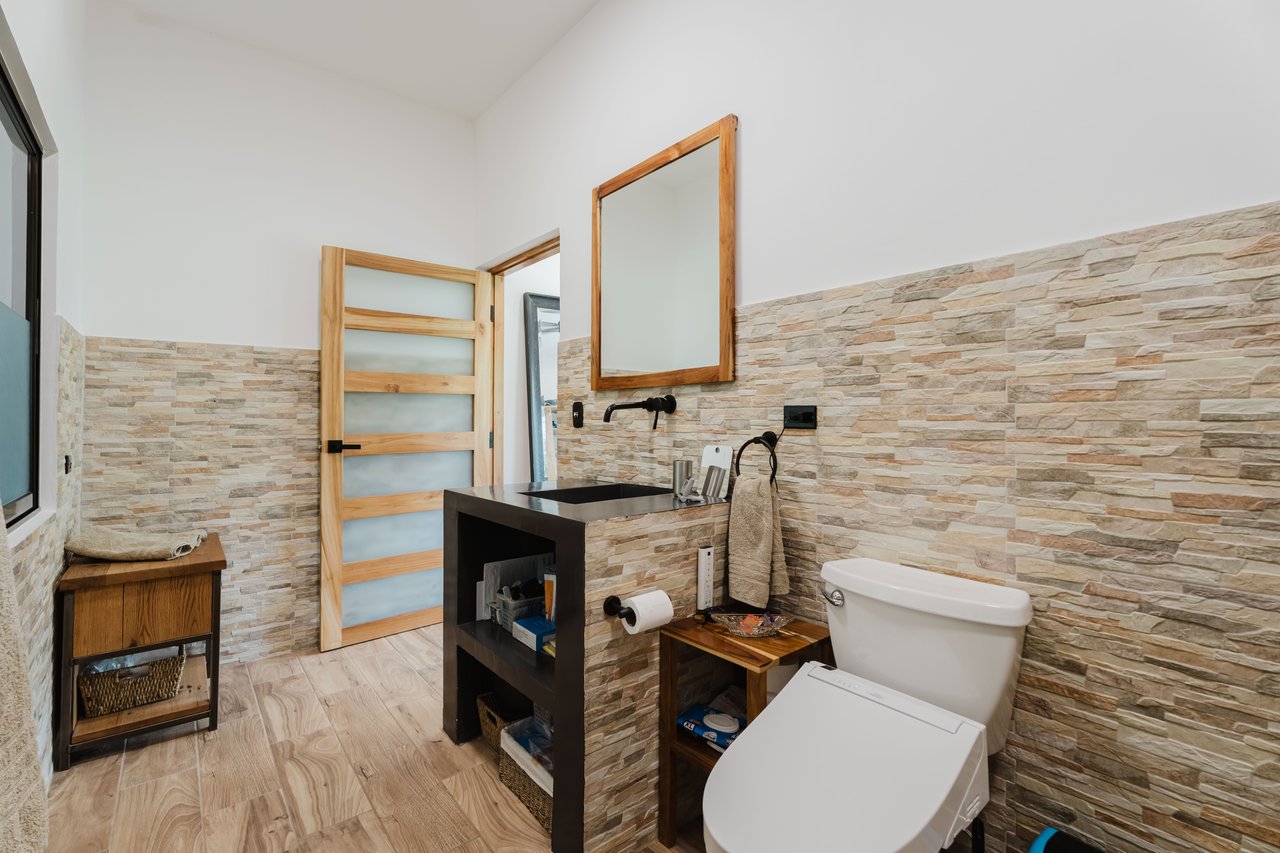 Casa Iguana - Fully Renovated Home Minutes from Marina Pez Vela 