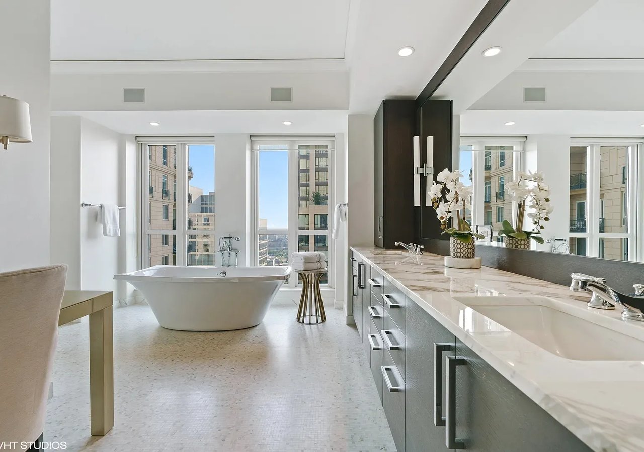 11 E Walton St APT 3201