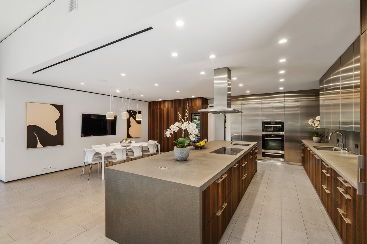  A Beverly Hills Architectural Masterpiece – Where Modern Luxury Meets Timeless Elegance