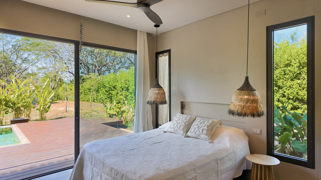 SANTA FE MODERN HOME IN CATALINA COVE | 5,410 M² LOT NEAR BEACHES