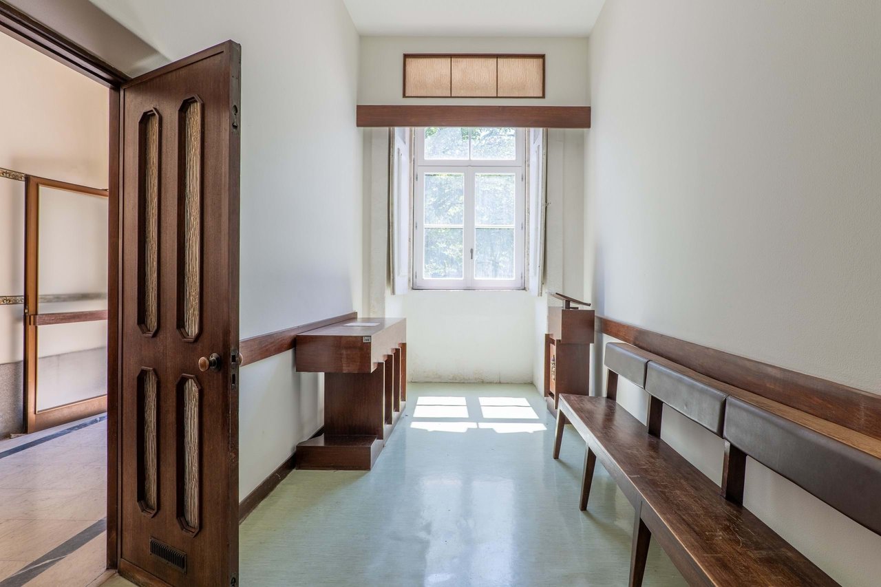 Charming Commercial Space  with Terrace Overlooking Jardim da Trindade– Porto City Center