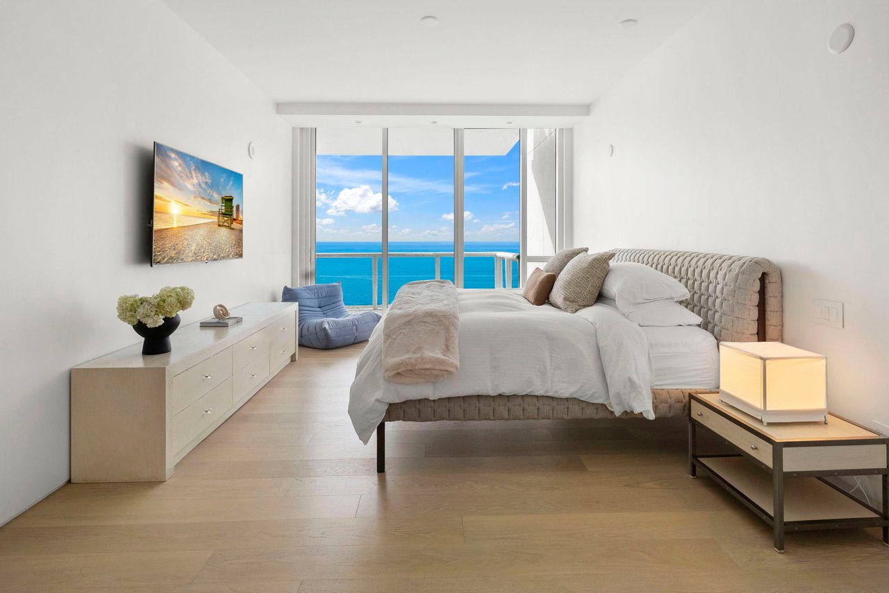 100 S Pointe Drive, Residence 1906/07