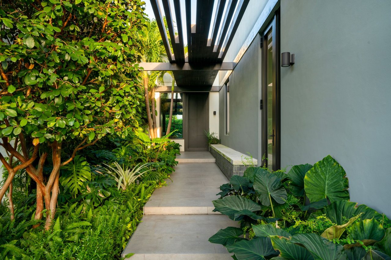 BISCAYNE POINT VILLA MOIRE