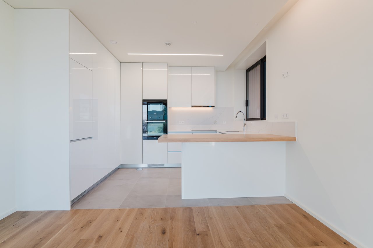 Elegant 3-Bedroom Sea-View Apartment with Large Terrace & Rooftop Pool in Vila Nova de Gaia