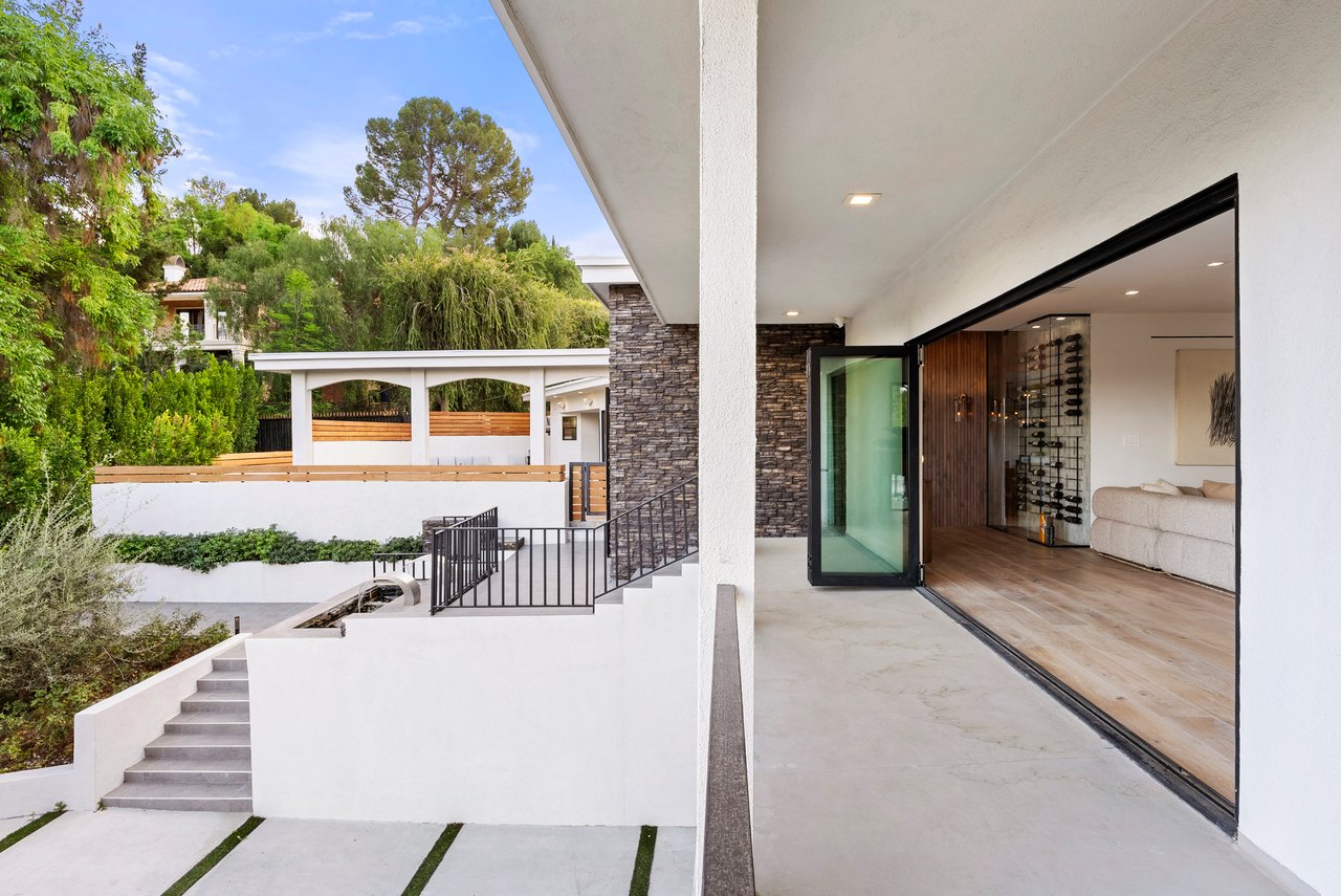 4977 Brewster Dr, Tarzana