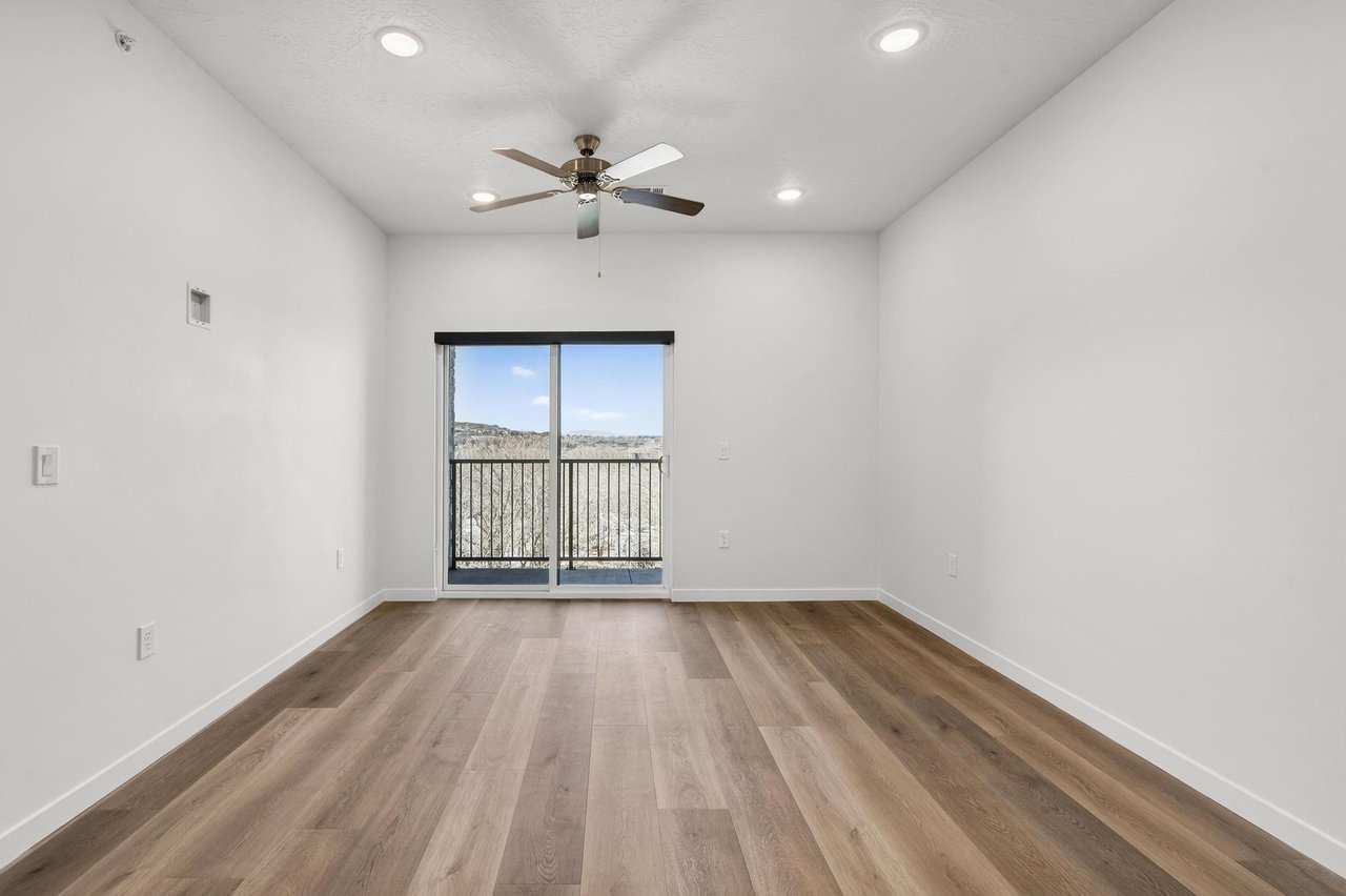 983 W State St B-303