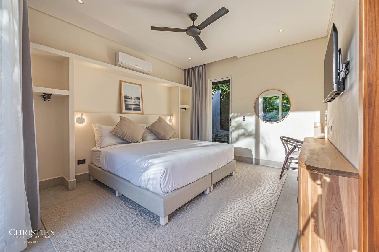 Modern Beachside Luxury Villa, Short Stroll to the Shore