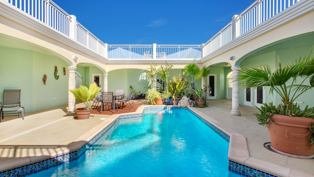 Octagon Villa West End